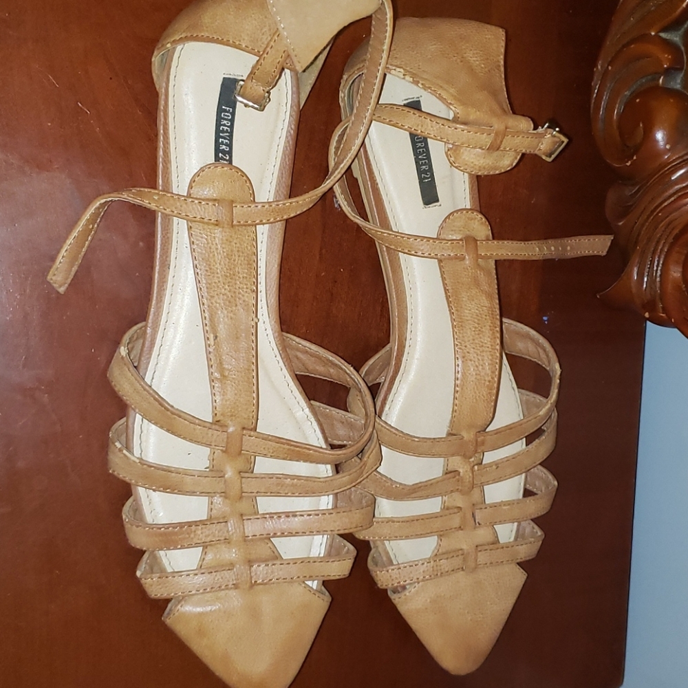 Brown caged pointed flat